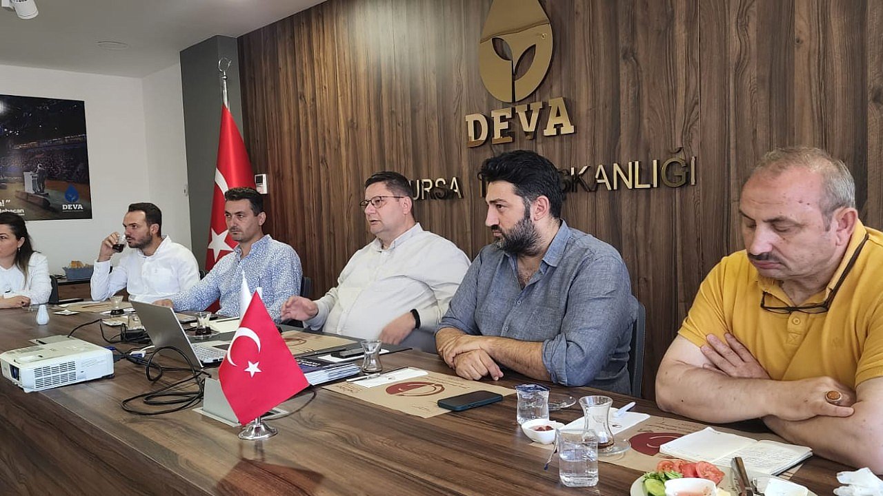DEVA Partisi Bursa İl Başkanı Serkan Özgöz partisinin il binasında basın açıklamasında bulundu