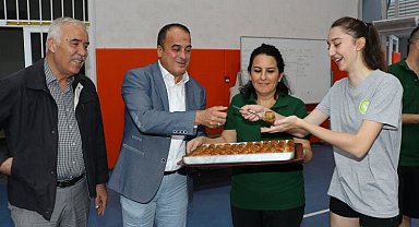 Manisa Büyükşehir'in yönetiminden voleybol takımına ziyaret