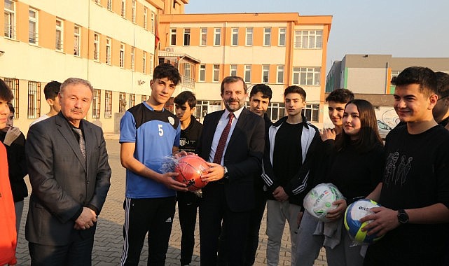 Başkan Işık’tan Başarılı Sporcuların Okullarına Spor Malzemesi