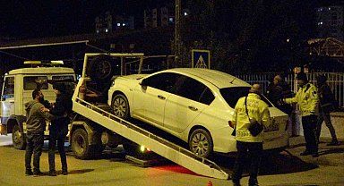 Alkollü şahıslar denetimde polislere zor anlar yaşattı