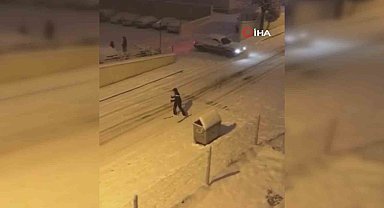 Ankara'da karla kaplı sokakta kayak keyfi kamerada