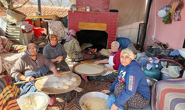Köy kadınları depremzedeler için ateşin başına geçip ekmek yaptı
