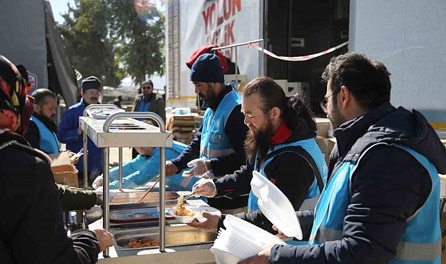 Uygur Türklerinden depremzedelere 'Uygur Pilavı' ikramı