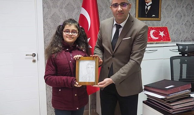 Depremzede Azra, Kaymakam Çalışır'ın resmini çizdi