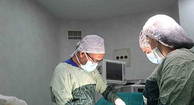 1 saat içinde 2 hastasına sezaryen doğum yaptırdı, ardından kendisi aynı hastanede 2,5 saat süren ameliyata girdi