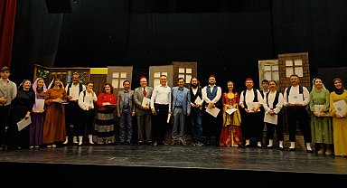 'Aşkımız Aksaray'ın En Büyük Yangını' tiyatrosu Bilecik'te yoğun ilgi gördü