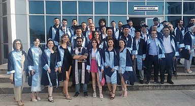 4 yıllık üniversiteyi 2,5 yılda bitirdi, 56 yaşında kep fırlattı