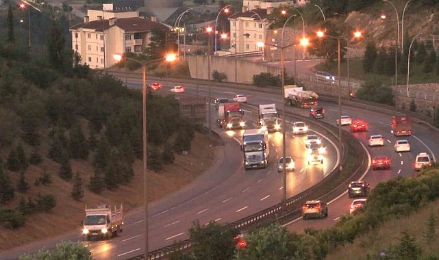 9 günlük tatil için vatandaşlar yola düştü: TEM Otoyolu Kocaeli geçişi akıcı seyrediyor