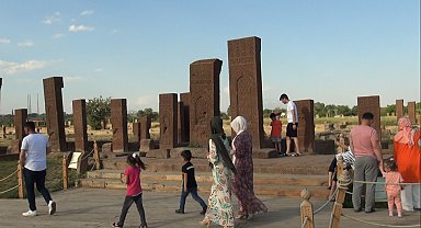 Açık hava müzesi Ahlat'ta bayram yoğunluğu yaşanıyor