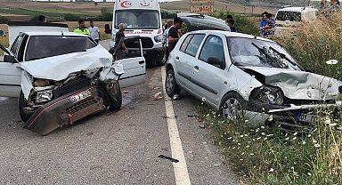 Adana'da iki araç kafa kafaya çarpıştı: 4 yaralı