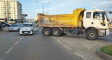 Adıyaman'da kamyon ile hafif ticari araç çarpıştı: 2 yaralı