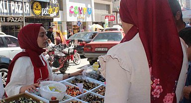 Afyonkarahisar'da semt pazarlarında Arife günü yoğunluğu