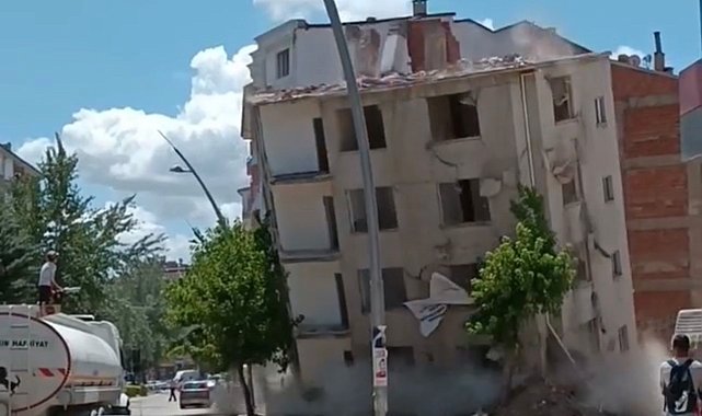 Ağır hasarlı bina tek dokunuşta yerle bir oldu