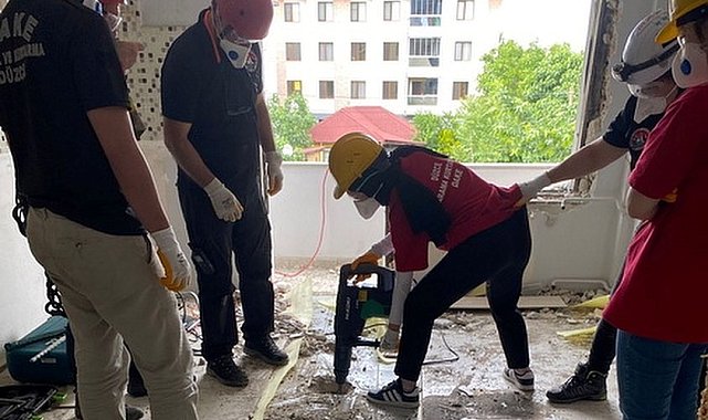 Ağır hasarlı binada kurtarma tatbikatı yaptılar