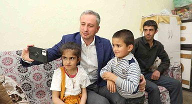 Ağrı Milli Eğitim Müdürü Kökrek, bayramda özel eğitim öğrencisini evinde ziyaret etti