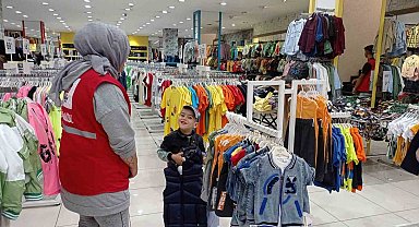 Ağrı'da bayramlık kıyafetler Kızılay'dan