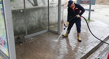 Ağrı'da cadde ve duraklar yıkandı