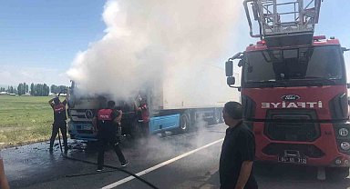 Ağrı'da seyir halindeki tır yandı