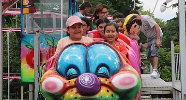 Aileler bayramda lunaparkın yolunu tuttu