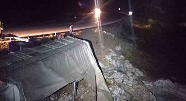 Akseki'de kamyon devrildi: 1 ölü, 1 yaralı