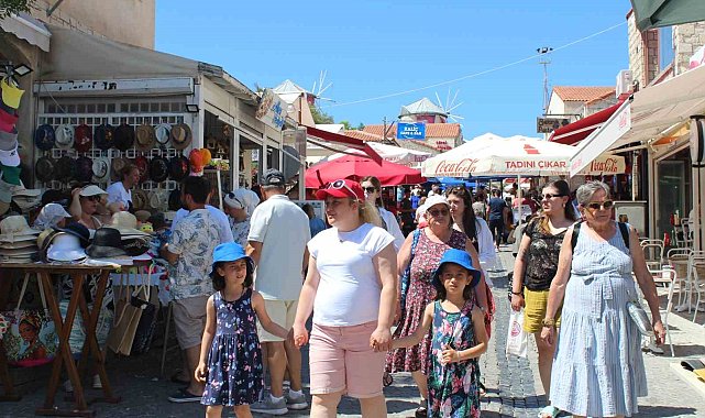 Alaçatı sokakları dolup taştı