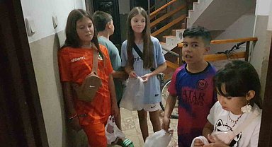 Alanya'ya tatile gelen turist çocuklar Türk çocuklarla birlikte şeker topladı