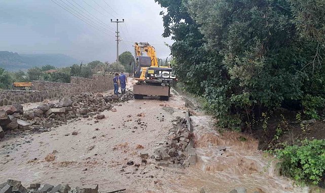 Aliağa'yı sağanak vurdu: Taşan dere eski köprüyü yıktı