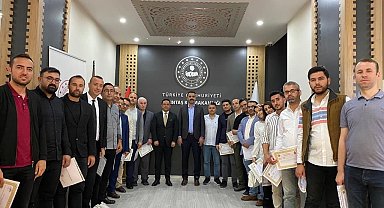 Altıntaş'ta deprem bölgesinde ve hayır çarşısında görev alan milli eğitim personeline başarı belgesi