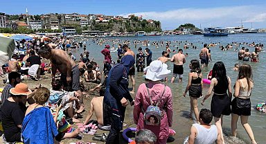 Amasra'da plajlar dolu, tarihi mekanlarda da insan seli yaşandı