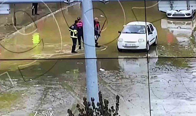 Amasya'da göle dönen yolda kalan 2 araçtaki 6 kişinin yardımına itfaiyeciler yetişti