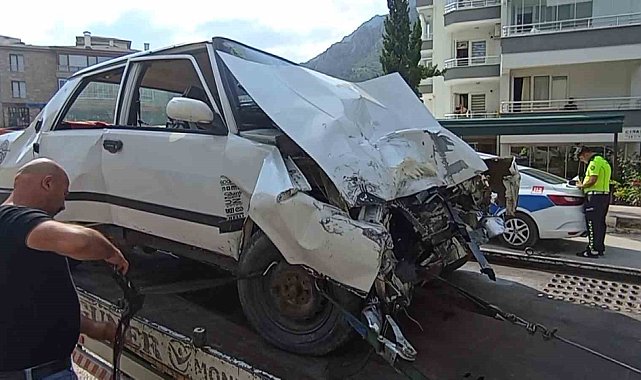 Amasya'da halk otobüsüyle otomobil çarpıştı: 4 yaralı