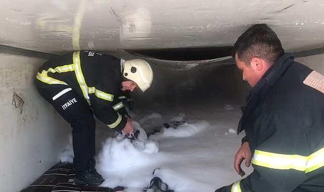 Amasya'da mangal kömürü yüklü tırda çıkan yangını itfaiye söndürdü
