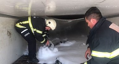 Amasya'da mangal kömürü yüklü tırda çıkan yangını itfaiye söndürdü