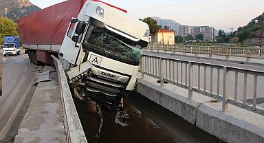 Amasya'da tırı Yeşilırmak'a uçmaktan köprü korkulukları kurtardı