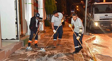 Ana cadde kaldırımları köpüklü yıkama ile bayrama hazırlanıyor