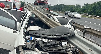 Anadolu Otoyolu'nda otomobil bariyerlere ok gibi saplandı: 3 yaralı