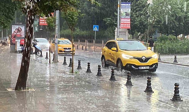 Aniden bastıran yağmur 10 dakikada yolları göle çevirdi