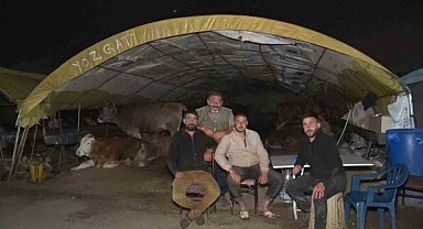 Ankara'da kurban pazarlarında gece zor geçiyor