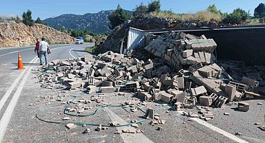 Antalya'da briket yüklü tır devrildi: 1 yaralı