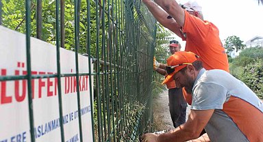Antalya'da havlularla dans edip plaj şemsiyelerini denize atan şahıs için tel örgüler iki katına çıkartıldı