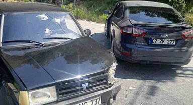 Antalya'da iki otomobil çarpıştı: 1 yaralı