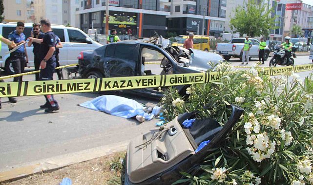 Antalya'da kontrolden çıkan otomobil karşı şeritteki otomobille çarpıştı: 2 ölü, 3 yaralı