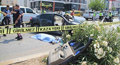 Antalya'da kontrolden çıkan otomobil karşı şeritteki otomobille çarpıştı: 2 ölü, 3 yaralı