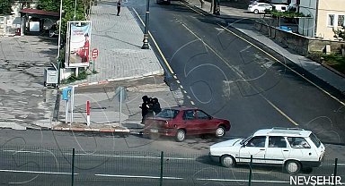 Aracın altında kalmaktan son anda kurtuldular