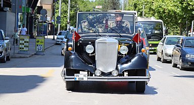 Atatürk'ün tören arabasını görenler şaştı kaldı, vatandaşlar fotoğraf çekmek için sıraya girdi