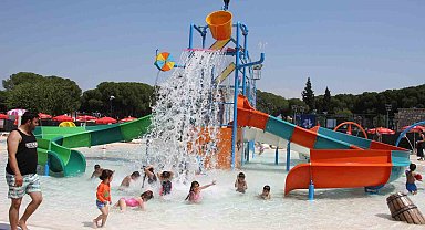 Aydınlı çocuklar Büyükşehir Belediyesi'nin aquaparkı ile serinliyor