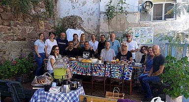 Ayvalık'ın Sakarya Mahallesi bahçesinde geleneksel kahvaltı