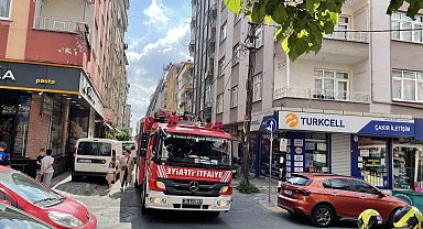 Bahçelievler'de 4 katlı binanın çatısında çıkan yangın paniğe neden oldu