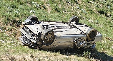 Bahçesaray'da otomobil uçuruma yuvarlandı: 3 yaralı