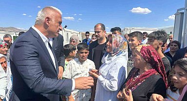 Bakan Ersoy konteyner kentte kalan depremzedelerle bayramlaştı